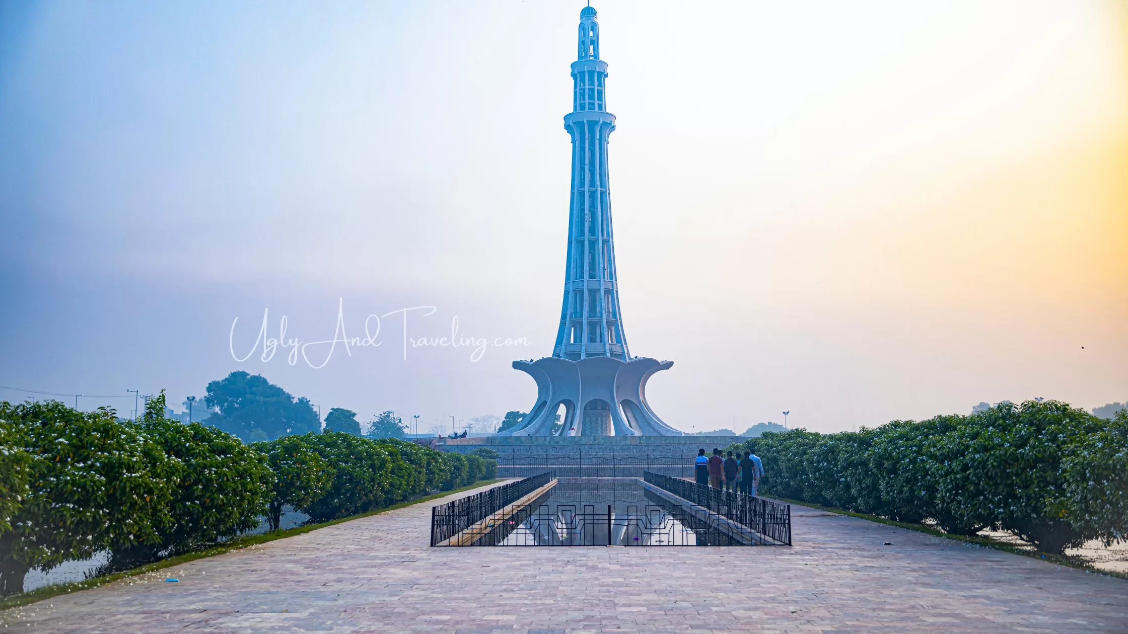 DISCOVER THE BEAUTY AND HISTORY OF MINAR-E-PAKISTAN LAHORE